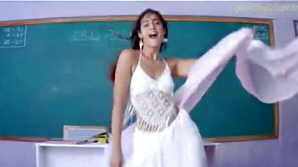 En blondin öppnar munnen för att slicka en kuk på ett erotiskt sätt