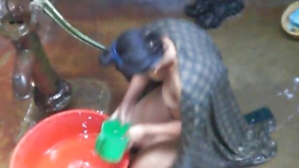 En blondin som älskar analsex är riktigt hårt knullad i hennes uniform