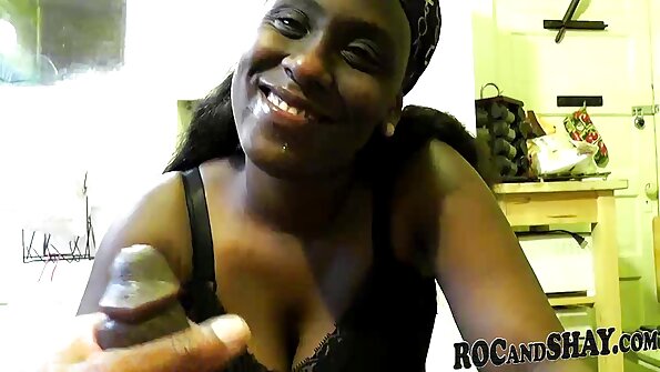 En blondin med en het röv får en kuk skjuten in i kroppen