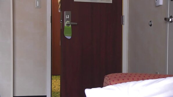 En blondin med en sexig fitta rammas av två stora killar i den här scenen