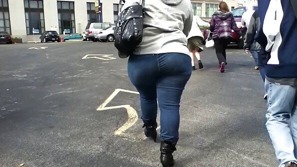 En blondin med stora bröst blir knullad i en konststudio