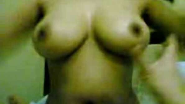 En blondin med stora tuttar och tatueringar är naken i soffan och blir knullad