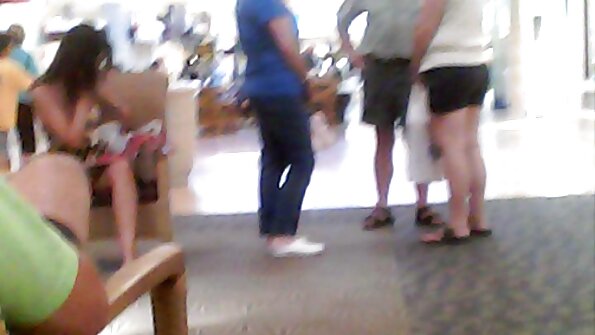 En blondin med ljust hår knullas av två män i en sexig video