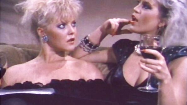 En blondin med tatueringar får sin heta rumpa påkörd av en stor kuk