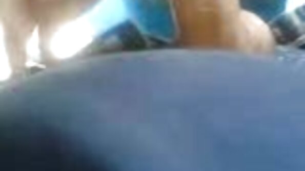 En brunett som har ett sexigt leende fylls bakifrån