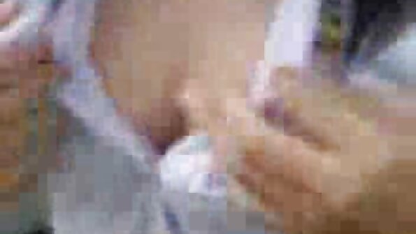 En brunett som har tatueringar på kroppen håller på att bli analt