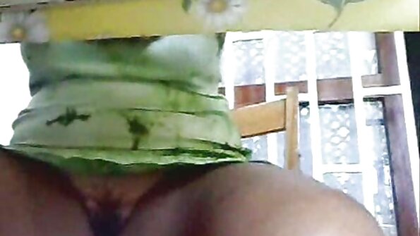 En brunett med en stor röv skakar när hon får anal