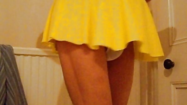 En brunett med en hårig fitta blir knullad i hennes våta röv