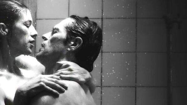 En bystig bimbo som älskar puckel är på hennes tron ​​och tar emot kuk