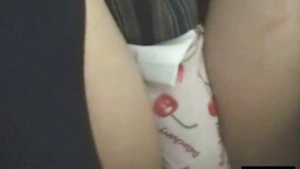 En brud som har stora svullna bröstvårtor på hennes naturliga bröst suger en kuk