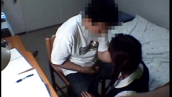 En lockig babe med små bröst suger kuk i badrummet