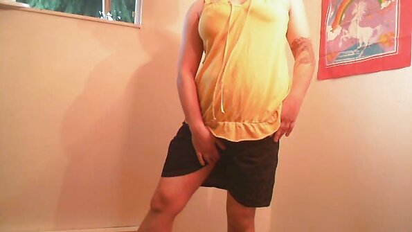 En pigg kvinna som har fina stora tuttar knullas hårt i gymmet