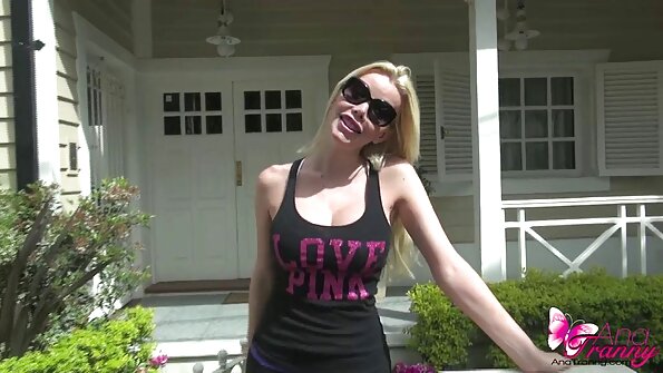 En grupp damer är tillsammans med en kille och blir knullade och slickade