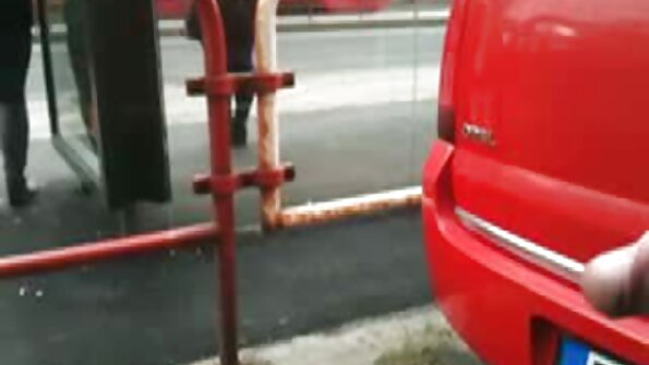 En hårig asiatisk sköka med smala ben tränger igenom