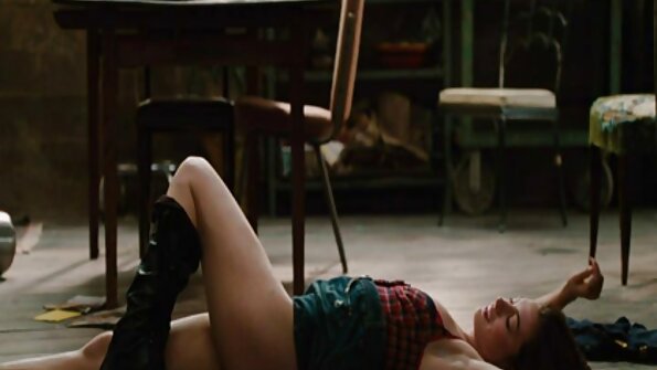 En dam med naturliga tuttar öppnar benen på sängen