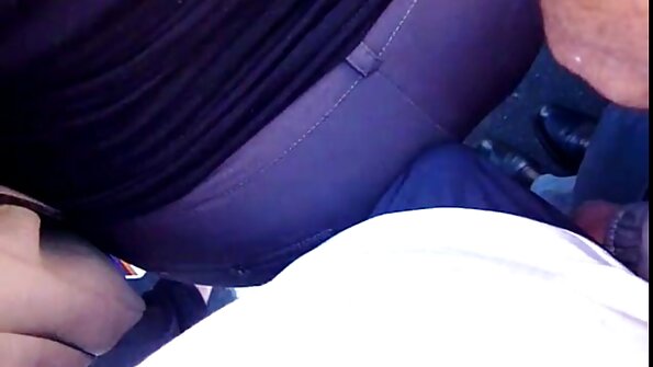 All naturlig blondin med en magnifik röv får hennes fitta slickad