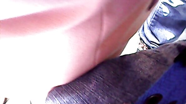 En mogen kvinna som har en kropp sitter på en stor kuk