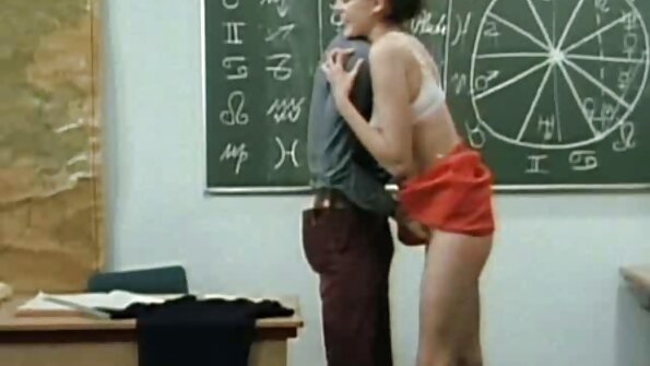 Fantastisk blond kuk teaser tar emot en stor pecker i sovrummet