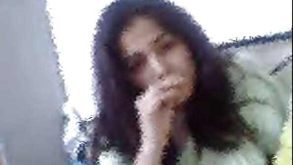 Analhål av brunett är så tätt men tjock dildo kommer in