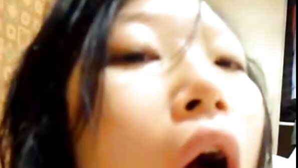 En oljad brud får sin fitta körd vid poolen