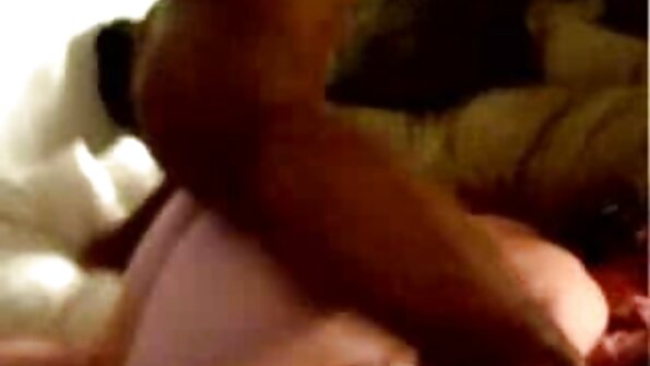 Ett par sexiga tjejer hanterar båda samma kuk på sängen