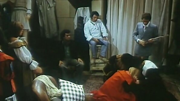 En mager ebenholts tjej blir knullad av en vit man riktigt hårt