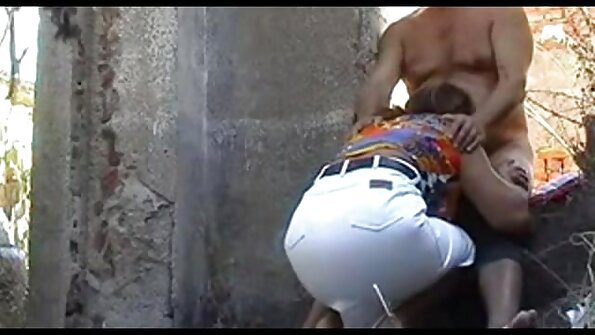 En tuff tjej blir körd av tit och hon ger ett slag