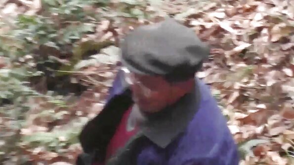 Attraktiv rödhårig har ett desperat sex med hängad kille