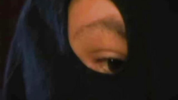 En kvinna tittar på när ett par har sex och sedan går hon med