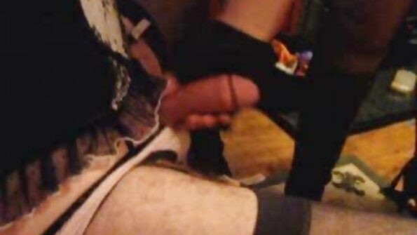 Skallig älskare tar hand om vällustig blond porrdiva