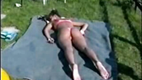 Blond klaff onanerar girigt flickvins vagina