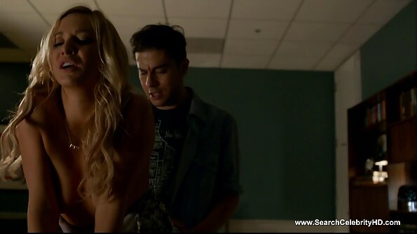 Blondin med stora tuttar använder munnen på en stor kuk för att slicka den