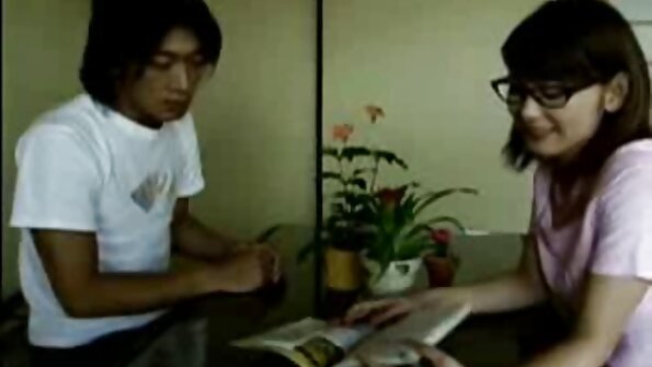 Blondin med små bröst känner en kuk i hennes våta snopp