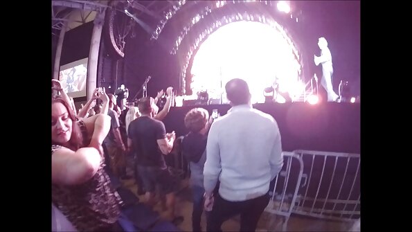 Båda hålen i bystiga Nicole Love penetrerades i hardcore MMF