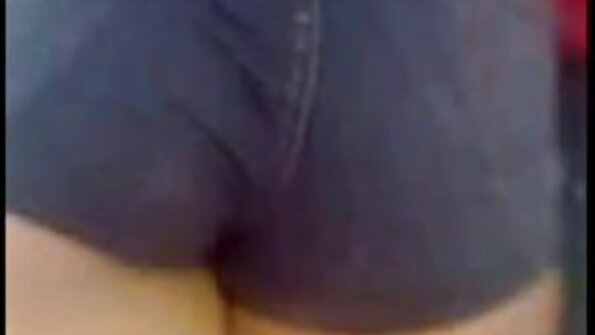 Brunettbrun kanin med en stor röv och naturliga tuttar öppnar benen