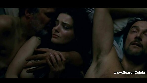 Brunett fru är i trance från allt det där förspelet