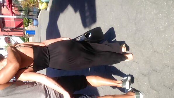 En bebis med en stor röv ligger bredvid ett träd där hon blir knullad