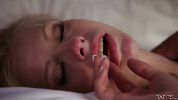 En babe med en underbar röv är ett stort fan av analsex i den här videon