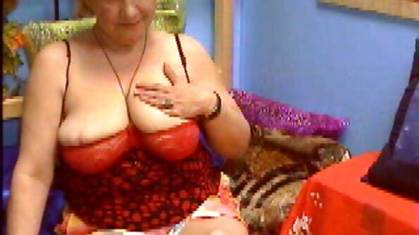 En babe med stora tuttar tar in en kuk i sin fitta i köket