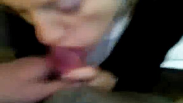 En bebis med solbränna på tuttarna öppnar upp hennes våta röv för anal