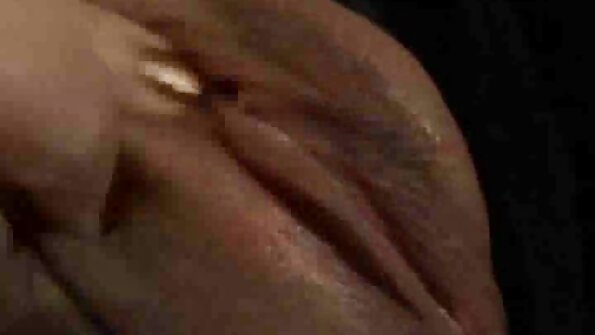 En stor rumpa minx smutsas med olja och sedan med sperma