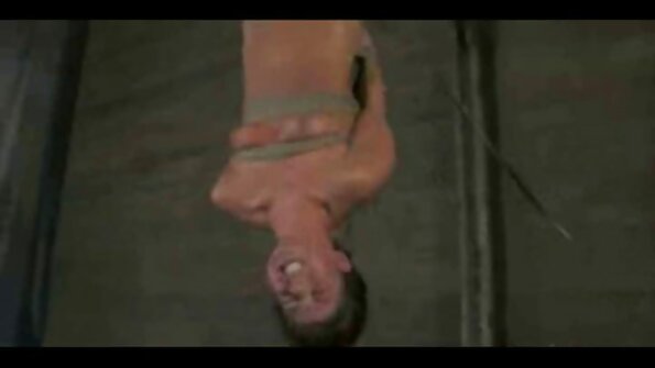 En bimbo får sin fitta penetrerad efter ett slag