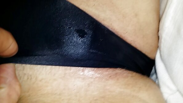 En bimbo som finns på massagebordet blir riktigt rörd