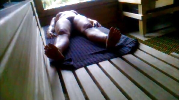 En tik med stora tuttar sticker handen i hennes våta fitta