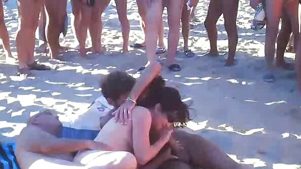 En svart kuk går in och ut ur en pigg lekfull latinsk slampa