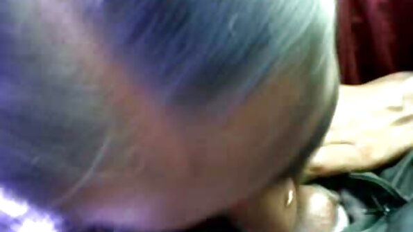 En blondin som har stora bröst får en kuk i sin fitta