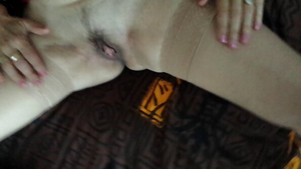 En blondin med ett par fina tuttar håller på att knulla sin fitta