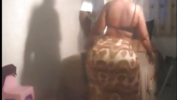 En blondin med en stram röv gör lite anal innan kameran