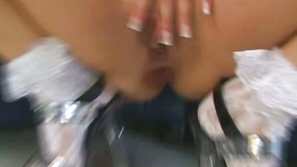 En blondin med mjuka naturliga tuttar får sin fitta fylld