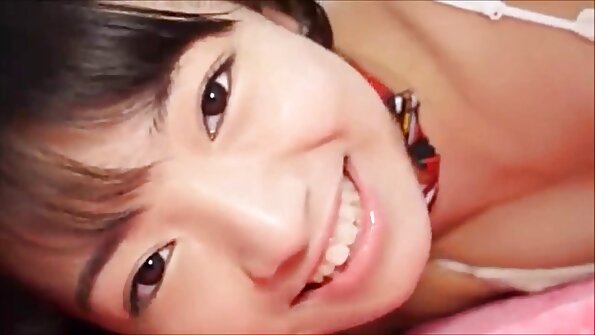 En bystig tik med en fin uppsättning tuttar tar sig an två stora män